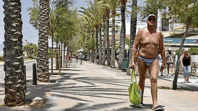 Un turista en bañador en la Playa de Palma.