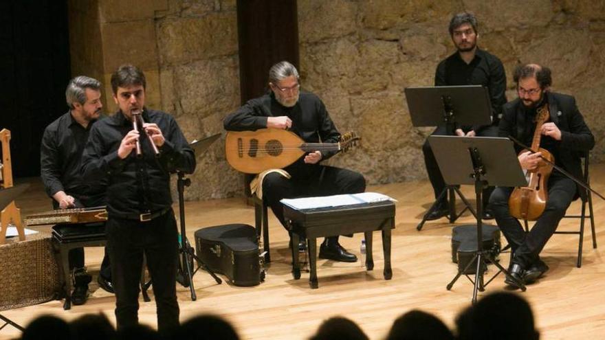 Alejandro Villar, de pie, con las flautas, al frente de &quot;Eloqventia&quot;, ayer por la noche en el Auditorio de Oviedo.