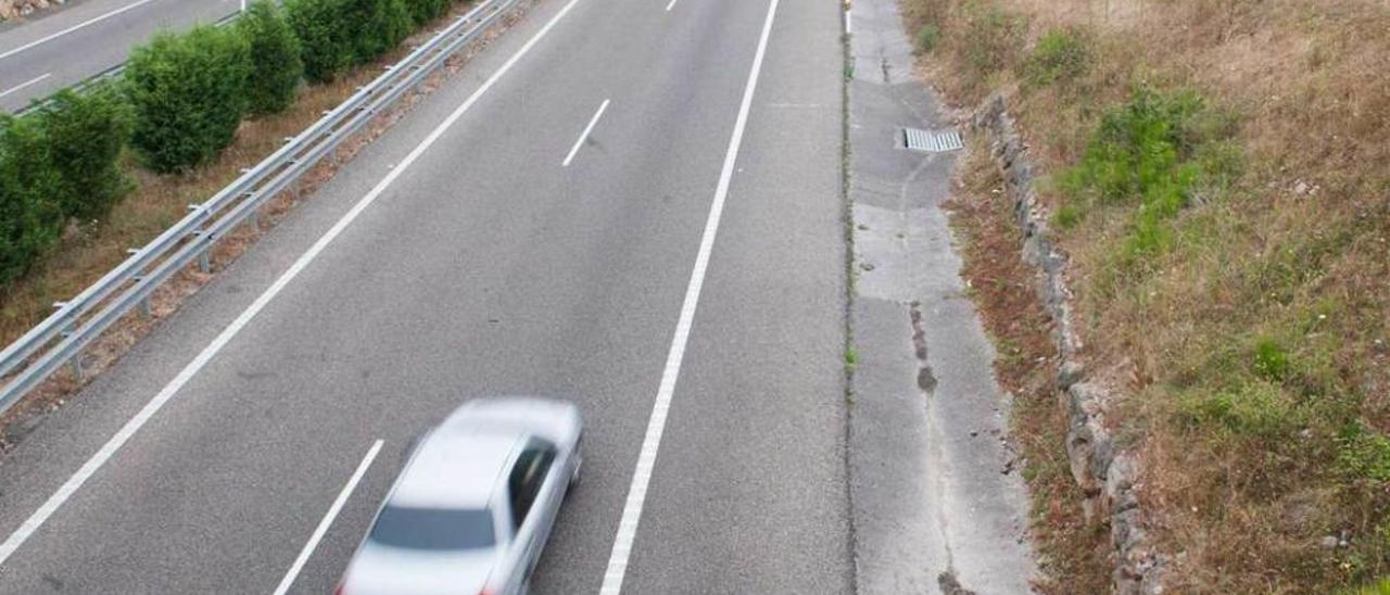 Un vehículo, circulando ayer por la Autovía de la Industria.