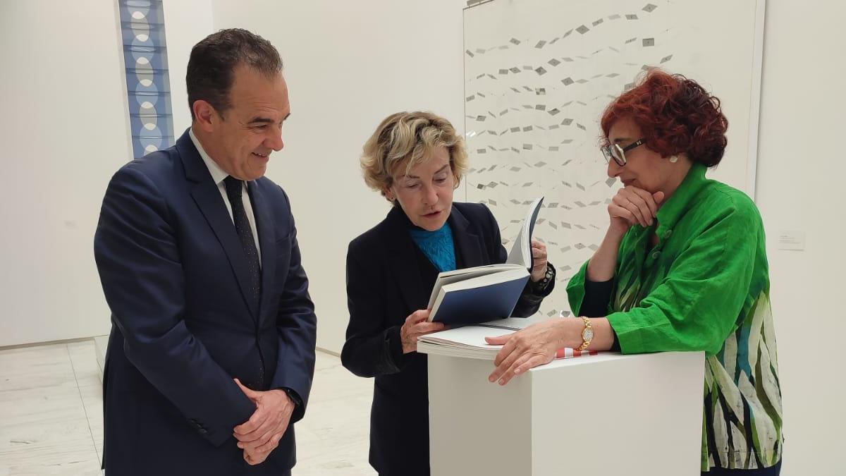 Antonio Peral, Soledad Sevilla y Rosa Castells, en el MACA el pasado lunes