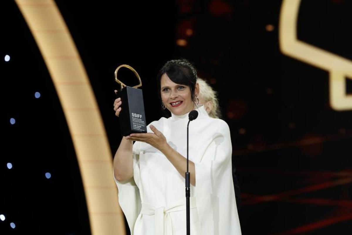 La cineasta donostiarra Jaione Camborda recibe la Concha de Oro a la Mejor Película por O Corno La cineasta donostiarra Jaione Camborda recibe la Concha de Oro a la Mejor Película por O Corno