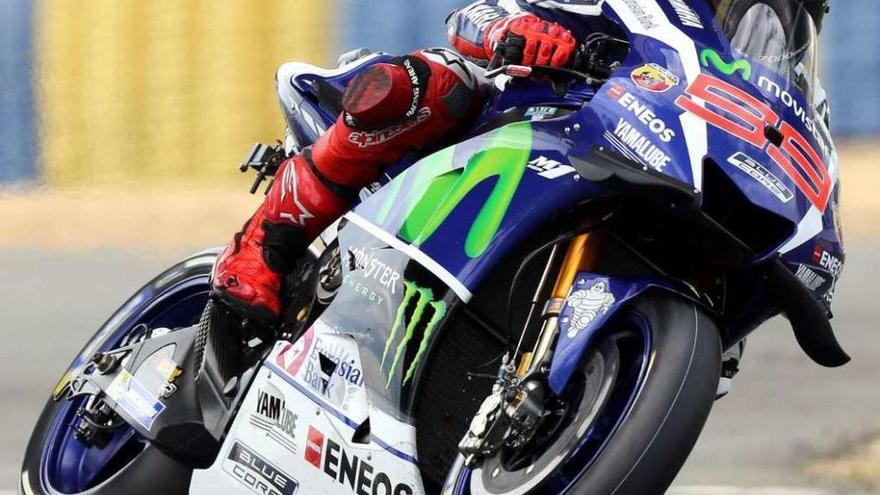 Jorge Lorenzo, durante los entrenamientos de ayer en Le Mans. // Efe