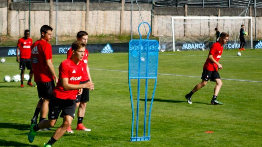 Dennis Eckert, a la izquierda, ayer durante el entrenamiento del Celta B en Barreiro. // María R. Arias