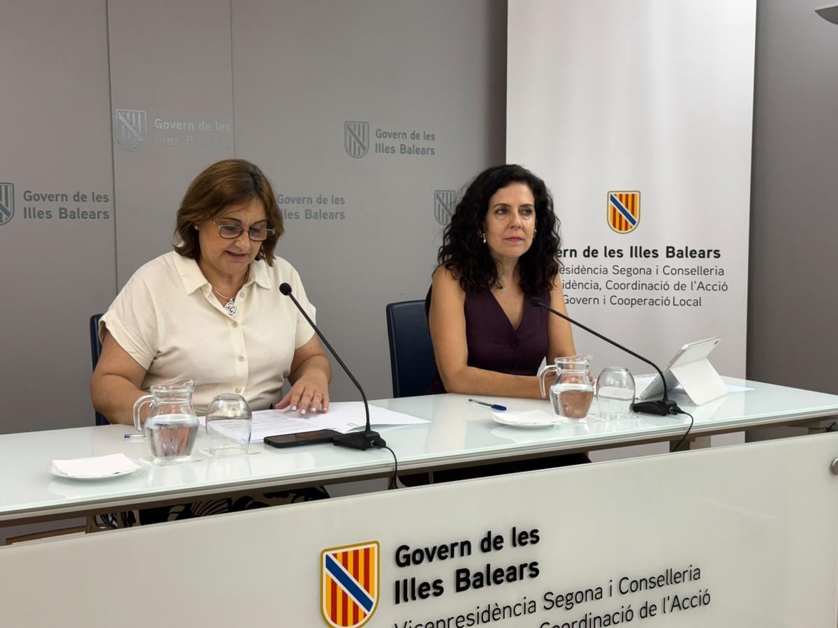 Las conselleras Antònia Maria Estarellas y Sandra Fernández, esta mañana durante la rueda de prensa.