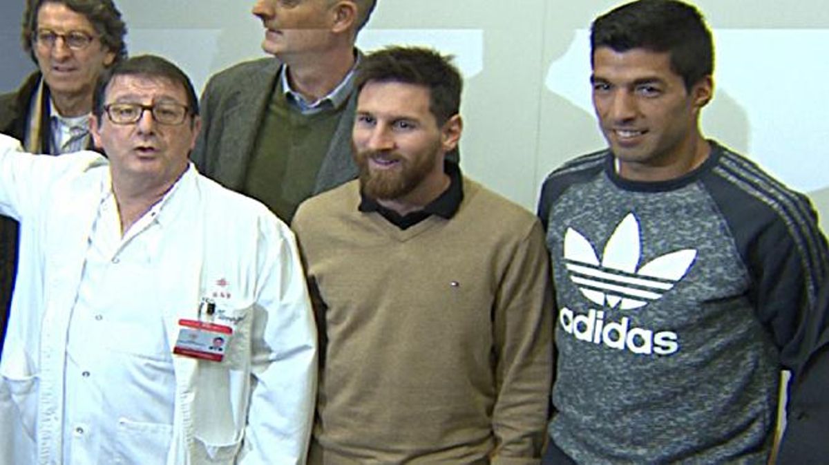 Leo Messi i Luis Suárez han visitat aquest dimarts l’Hospital de Nens de Barcelona, on han sigut molt ben rebuts pels més petits.