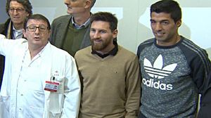 Leo Messi i Luis Suárez han visitat aquest dimarts l’Hospital de Nens de Barcelona, on han sigut molt ben rebuts pels més petits.