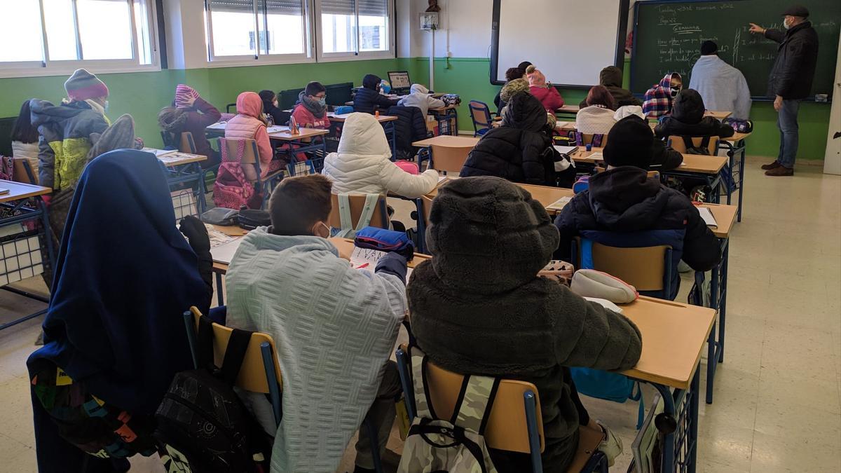 Alumnos del colegio Fernán Pérez de Oliva acuden a clase con mantas y abrigos para soportar las bajas temperaturas.