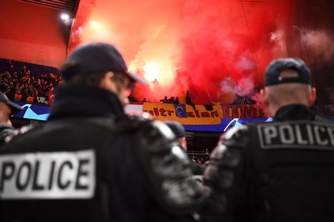 Aficionados del Galatasaray encienden bengalas durante el partido del grupo A de la  UEFA Champions League entre el Paris Saint-Germain (PSG) y el Galatasaray en el  Parc des Princes en Paris