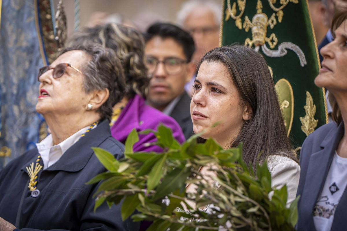 Una mujer se emociona durante el Paso de la Borriquita, el domingo de Ramos de 2025, en Torrassa.