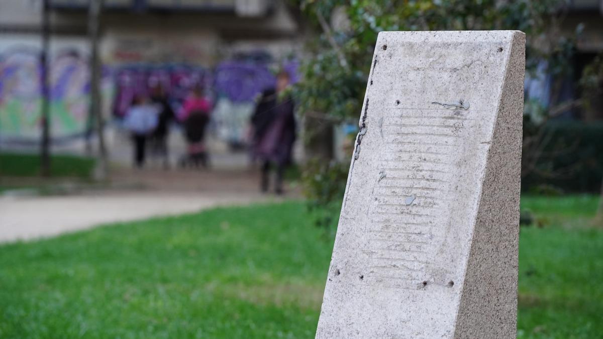 Bloque de piedra donde estaba ubicada la placa de Ursicina Martínez, en Zamora, arrebatada por los ladrones