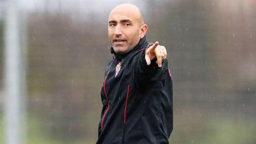 Abelardo da instrucciones a sus futbolistas.