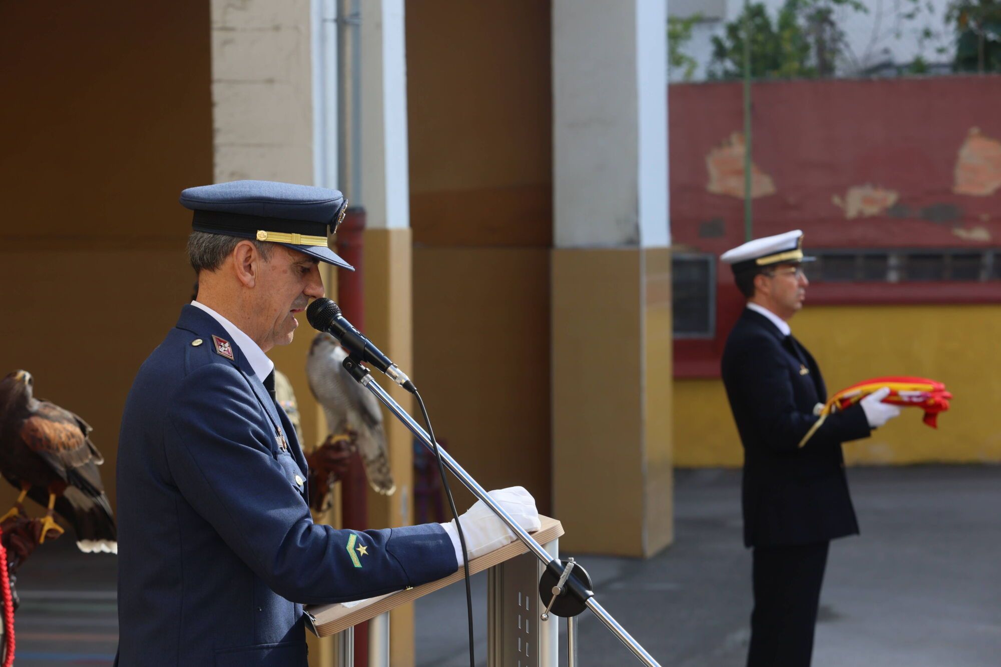 Escuelas Blancas. Acto de izado de la bandera con asistencia del delegado de Defensa y representantes de la Guardia Civil, la Policía Nacional y la Municipal, entre otros