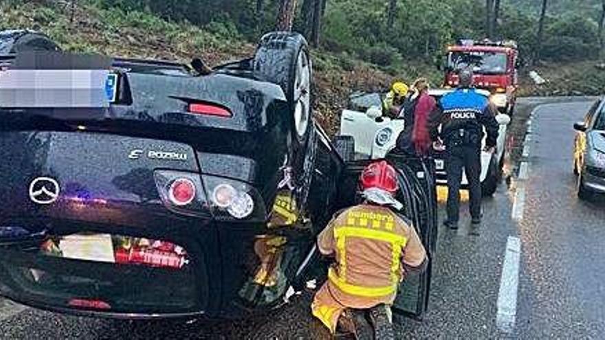 Un dels últims accidents a la GI-614, on va bolcar una conductora.