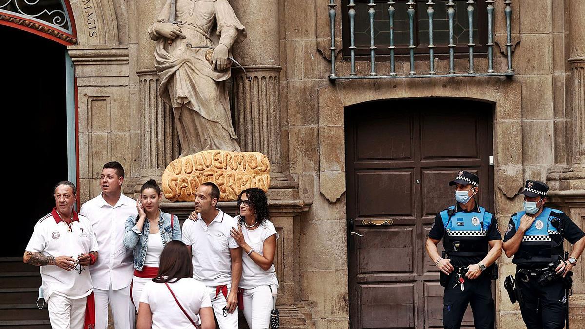 Un grupo de personasse hace una foto en lapuerta del Consitorio dePamplona, ayer, día delchupinazo.