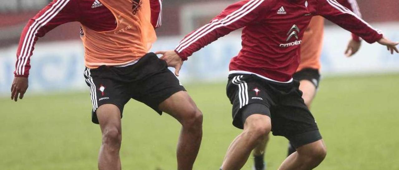 Hugo Mallo protege el balón ante Bongonda durante un reciente entrenamiento del Celta. // Adrián Irago