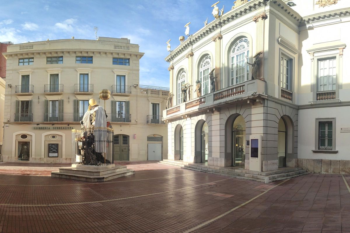 Imatge panoràmica de l'accés del Teatre-Museu i la casa de Giralt Ventolà al costat