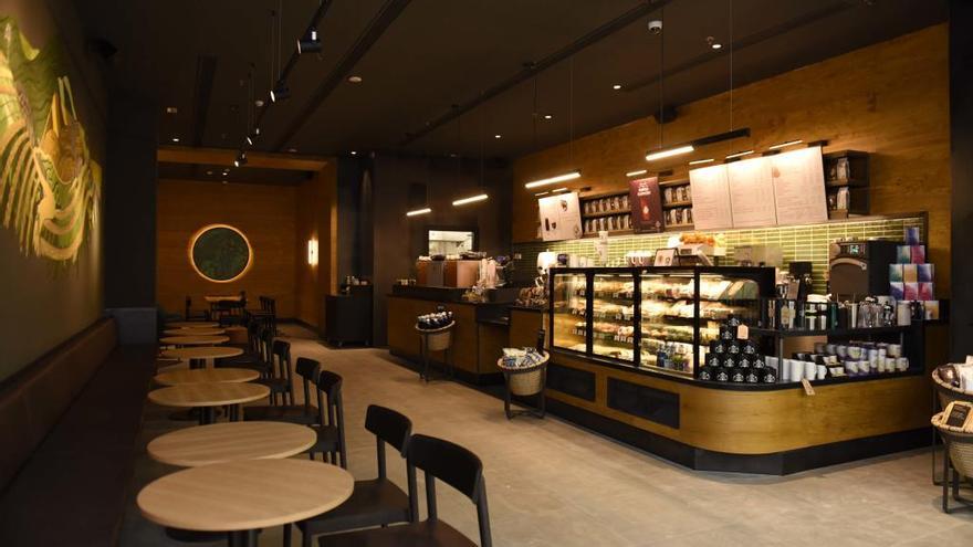 Imagen del interior de la nueva tienda de Starbucks en Fuengirola.