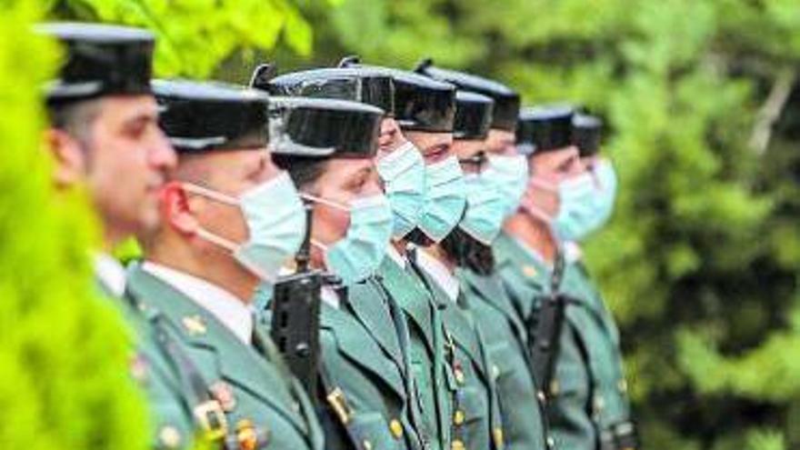 Un grupo de agentes de la Guardia Civil, en formación, con sus mascarillas reglamentarias en un acto oficial reciente en Madrid.