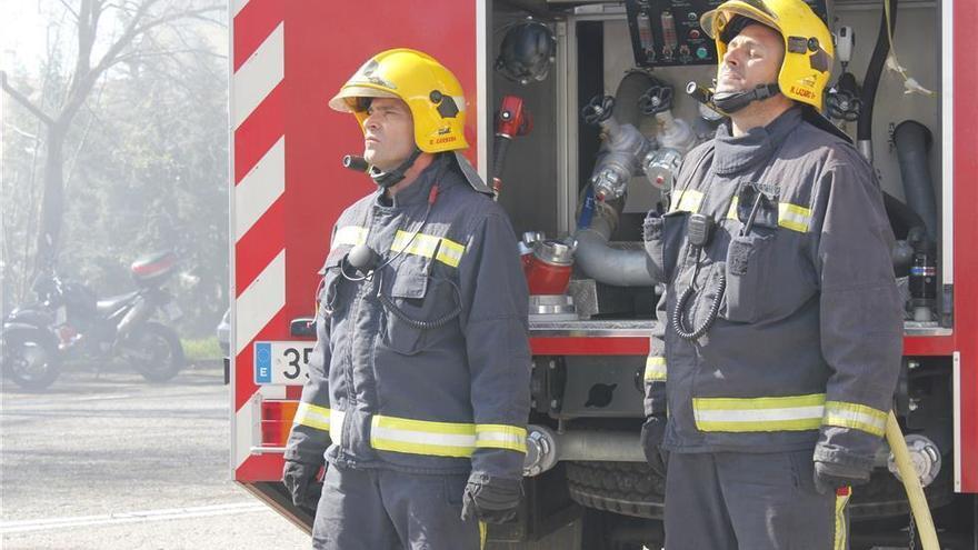 Nueve bomberos se emplean a fondo en un fuego en el cruce de Santa Marta de Magasca