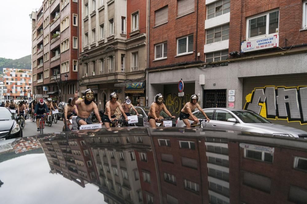 Los bomberos protestan en bicicleta y ropa interior por las calles de Oviedo