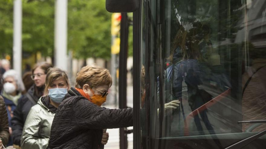 La Junta y los sanitarios creen precipitado retirar la mascarilla en el transporte público