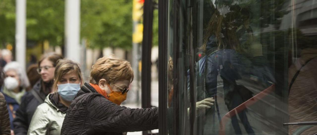 La mascarilla dejará de ser obligatoria en el transporte público. | EFE