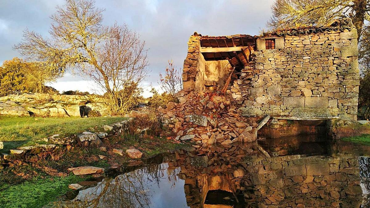 Molino Matarranas situado en la ribera de Villamor de Cadozos y parcialmente derruido. | L. Ferrero