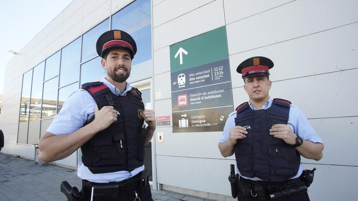 Els dos mossos que van ajudar la jove a l’estació.