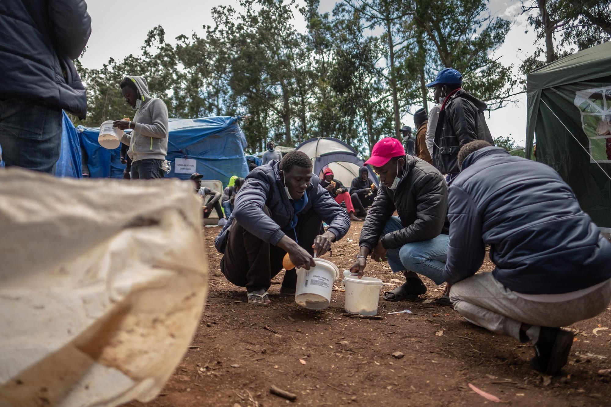 Comida de los migrantes en Las Raíces