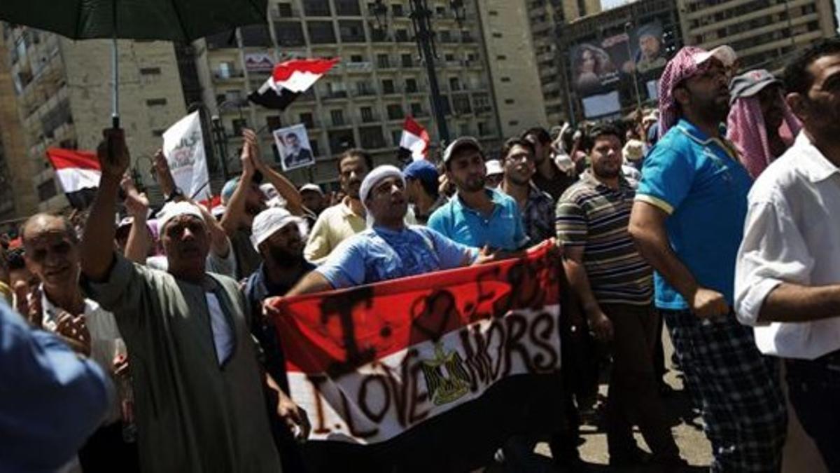 Partidarios de Mursi desfilan por una calle de El Cairo, este viernes.