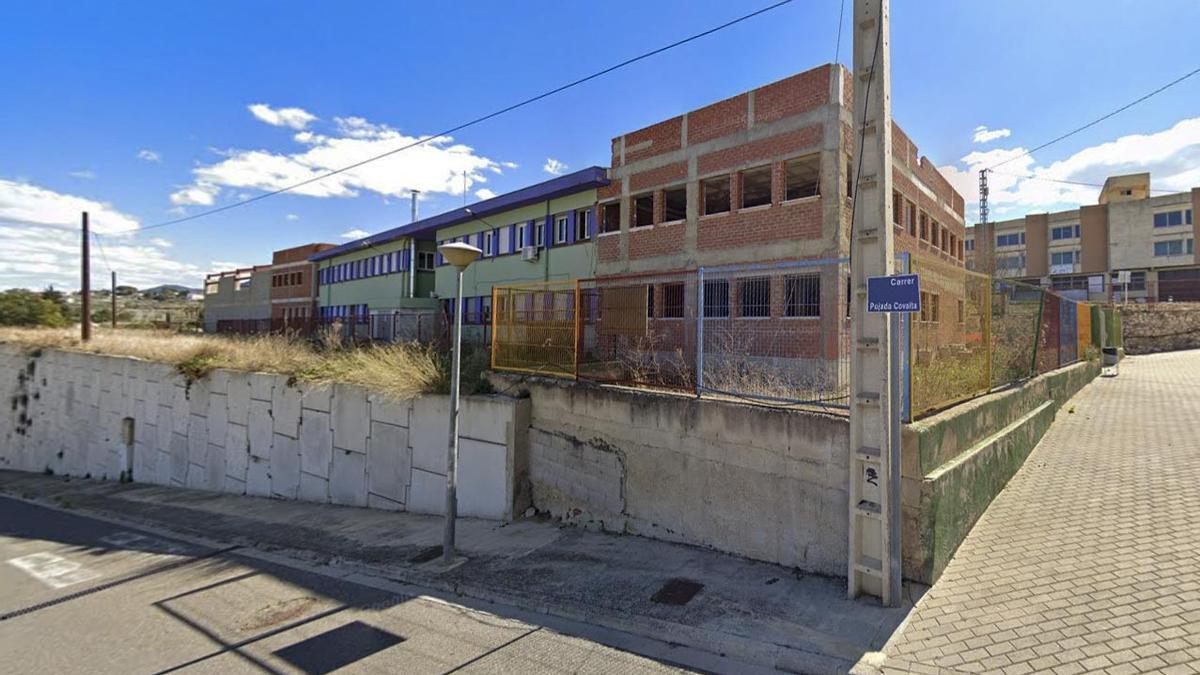 El CEIP Covalta con las obras paralizadas y sin finalizar, en una imagen de este año.