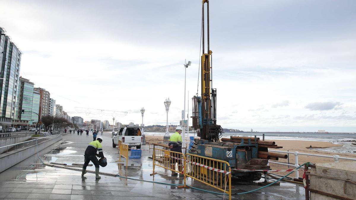 Los sondeos para estudiar el soterramiento del Muro de Gijón entran en su fase final: así están los trabajos (en imágenes)