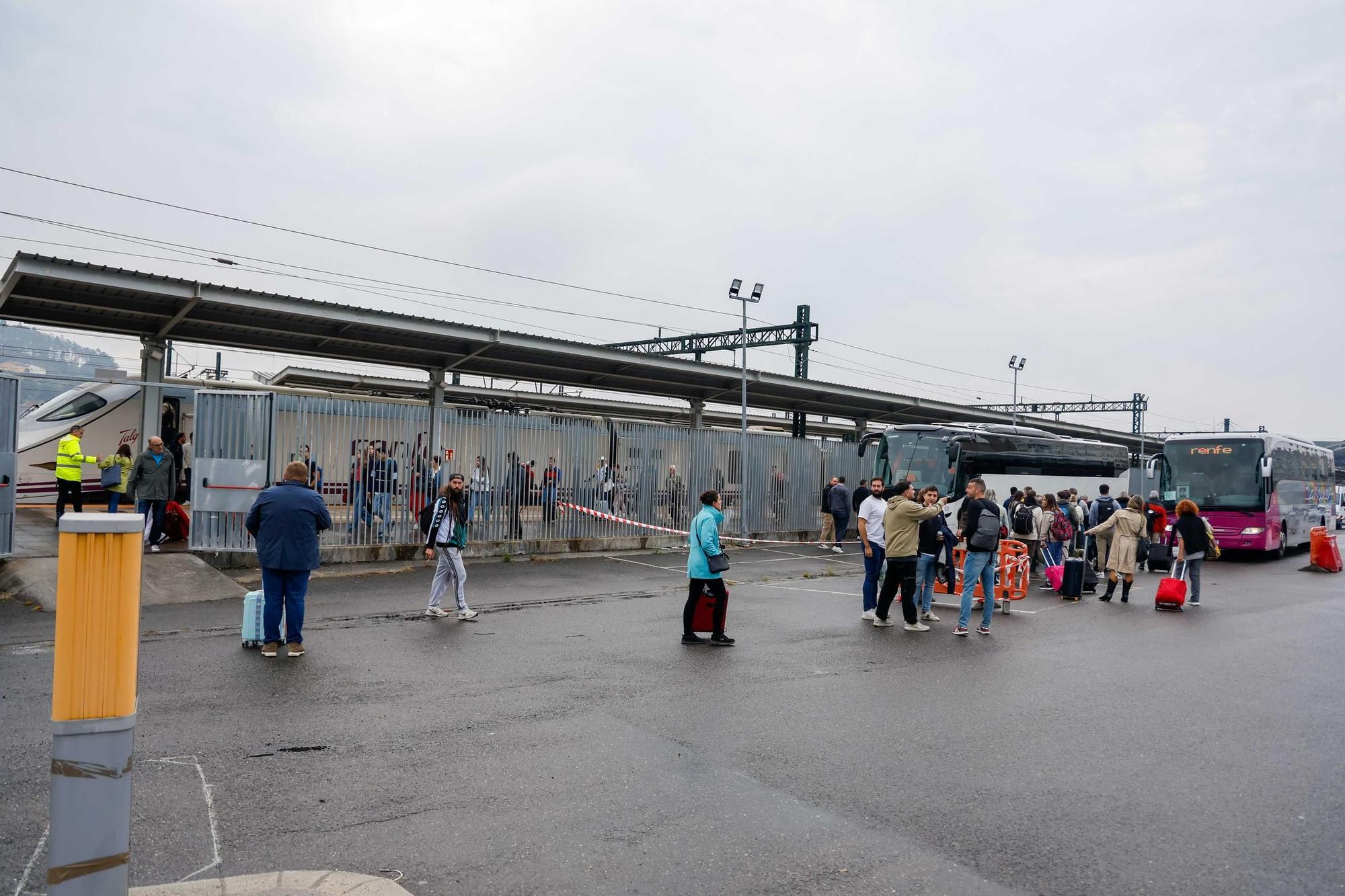 Renfe lo consigue: trasbordo ordenado del tren al bus y sin protestas en Santiago