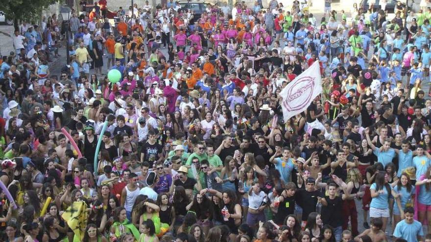 Peñistas reunidos en la Plaza Mayor se preparan para la &quot;mojá&quot; celebrada el pasado año. Foto