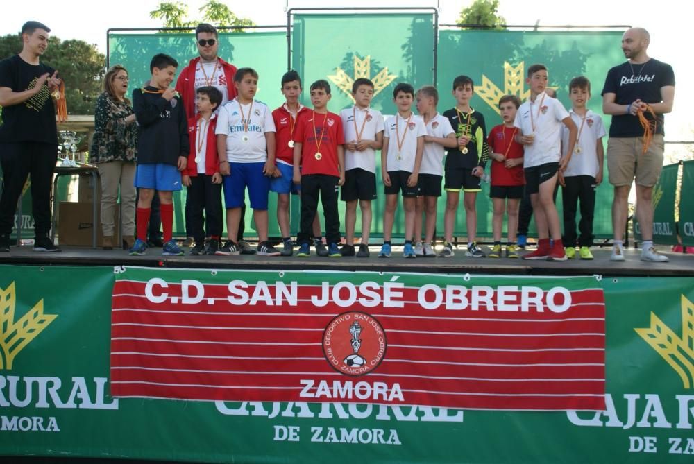 Los jugadores recogen sus medallas y trofeos.