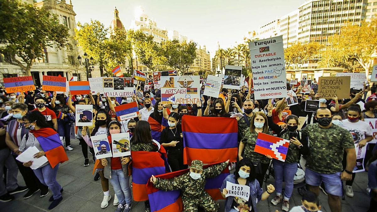 Cientos de armenios se concentraron ayer en la plaza del Ayuntamiento.