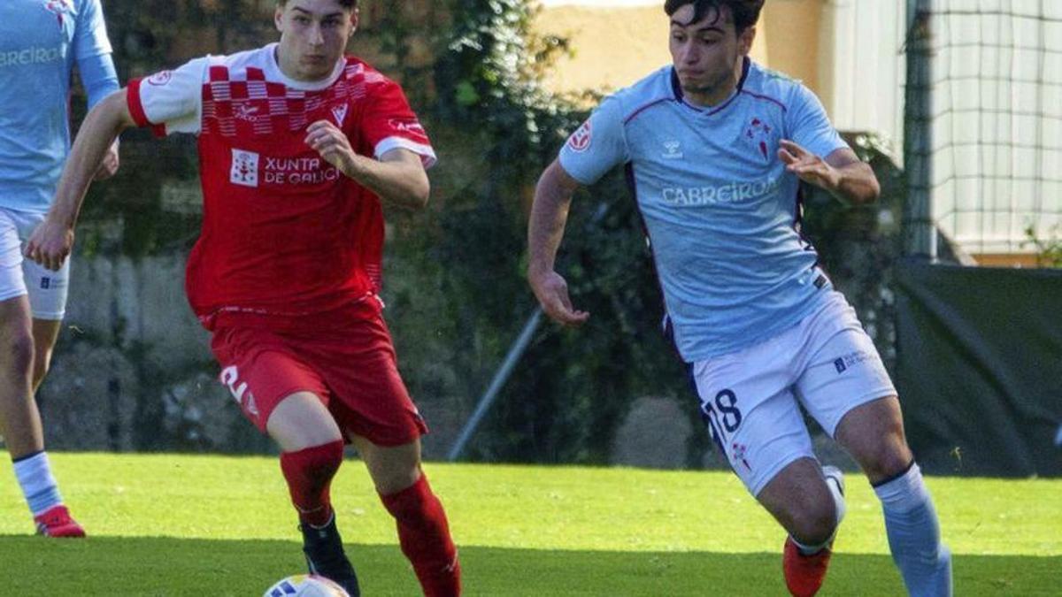 Toucedo, del Val Miñor, conduce el balón perseguido por Ratón. | FDV