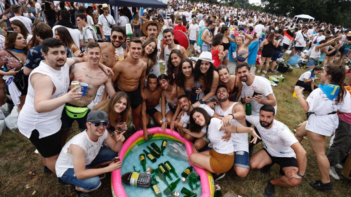 Asistentes a la merienda del Carmín, en la edición de la fiesta de 2019. | Luisma Murias