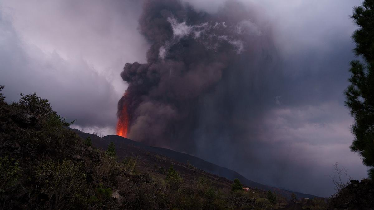 La lava del volcán sigue su camino hacia la costa, pero parece que no llegará al mar.