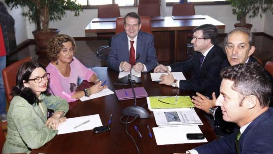 De izda. a drcha, Veloso, Silva, Caballero, Font, Figueroa y Fidalgo, en la reunión sobre Peinador.  // R.Grobas