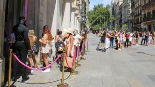 Indignados con Shein en Barcelona: largas colas para no poder comprar nada