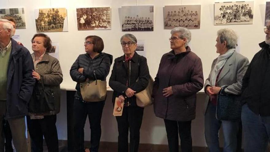 Asistentes a la inauguración de la muestra.