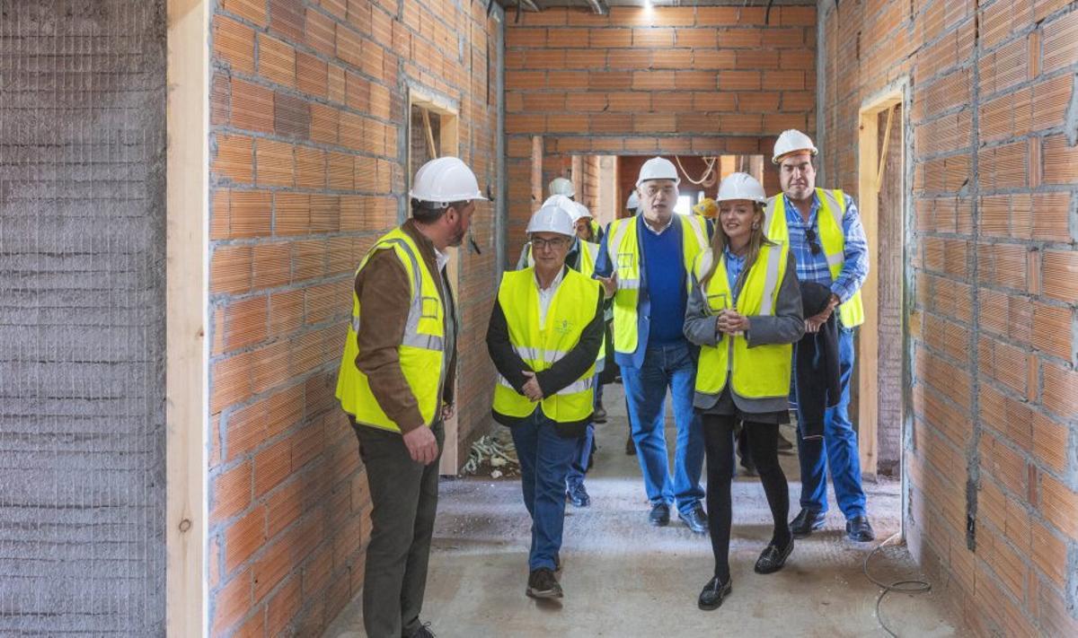 Visita a las obras de la residencia del mayor, ayer, en Trasmiras. | FDV