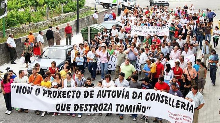 Cuatrocientos vecinos recorrieron el centro de la localidad para mostrar su oposición al proyecto.