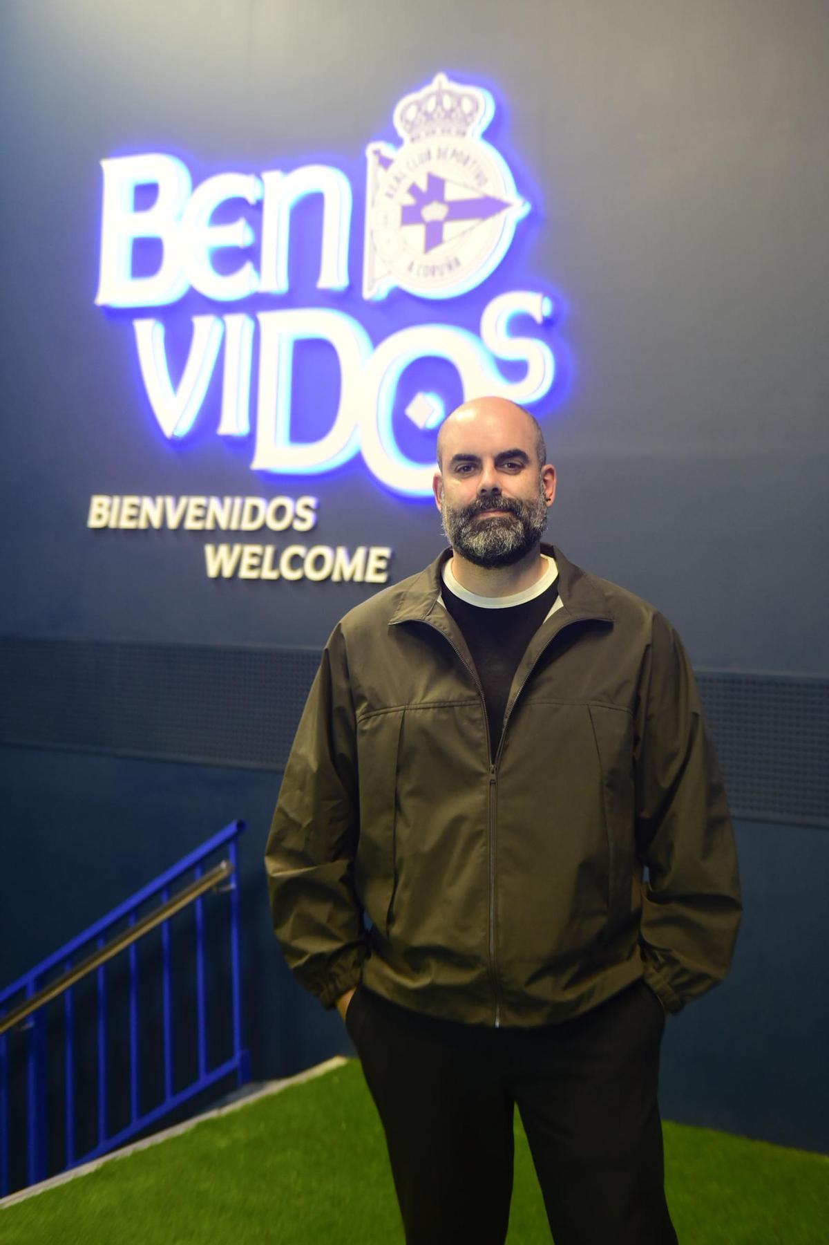 Borja Calvo, en la entrada hacia los vestuarios de Riazor; al fondo, el escudo renovado
