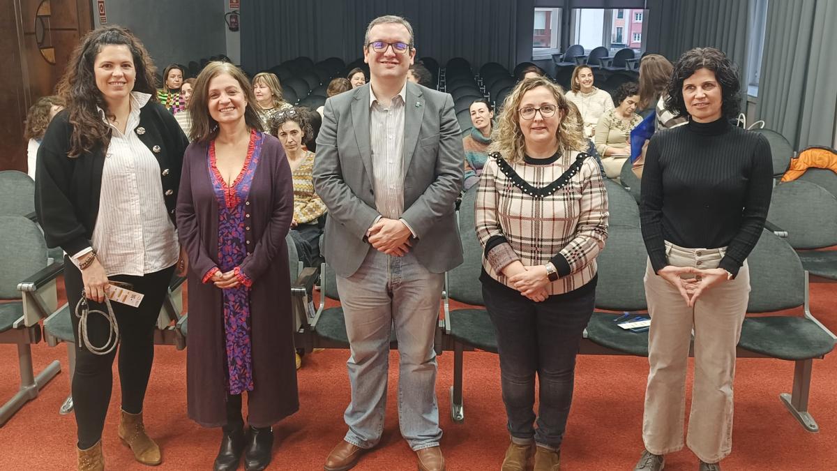 Por la izquierda, Erkuden Aldaz, Almudena Cueto (responsable CECOEC), José Antonio Garmón (director general de Innovación y Cambio Social), Beatriz Martínez (gerente del Colegio oficial de Trabajo Social) y Maider Azurmendi