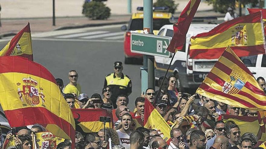 Concentración de protesta contra la asamblea de cargos. // Efe