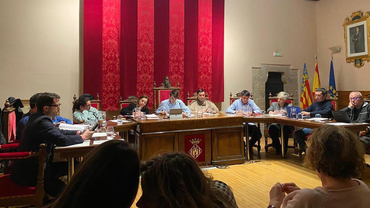 El pleno ordinario de Morella abordó ayer la polémica de la inscripción del alcalde, Bernabé Sangüesa, para aspirar a ocupar siete plazas de empleo público.