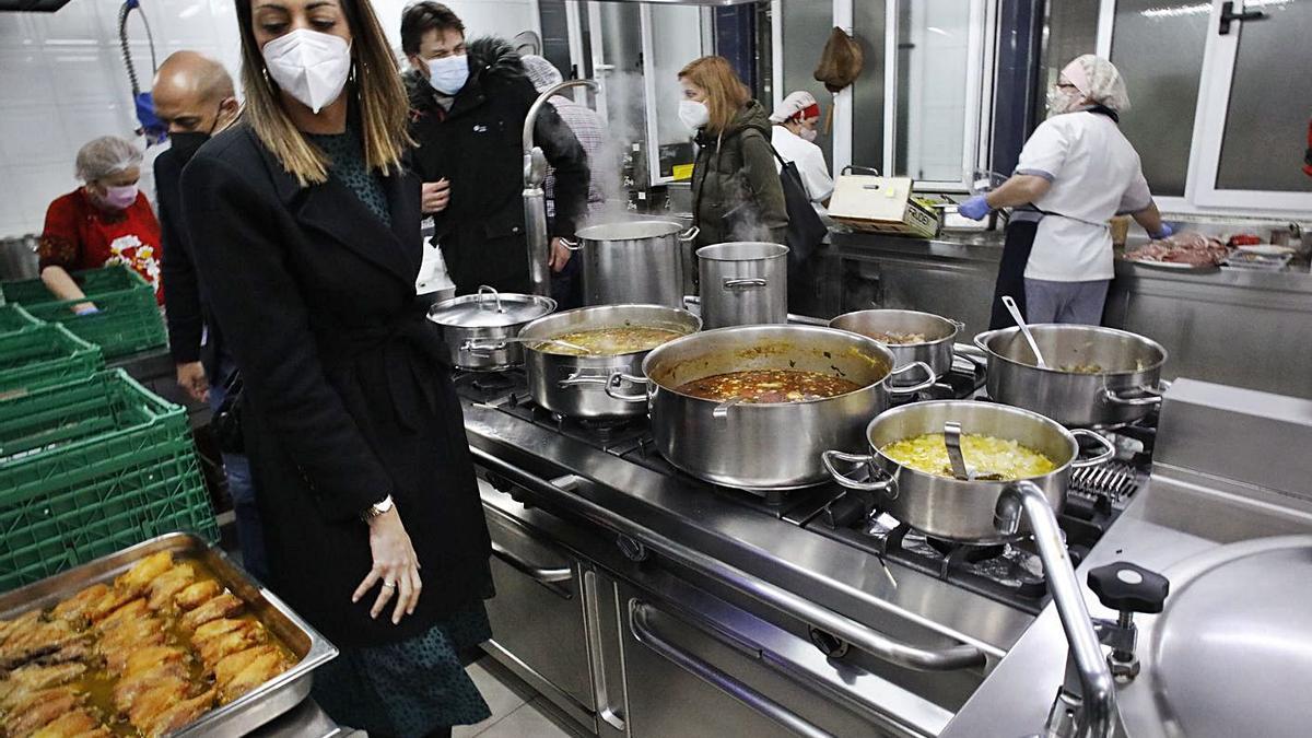 Élida Suárez, en primer término, entre los fogones de la Cocina Económica, ayer.