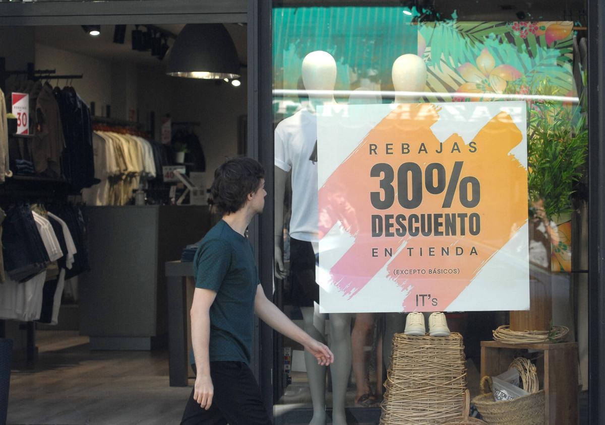 LALIN. COMIENZO TEMPORADA VERANO REBAJAS CARTELES COMERCIOS